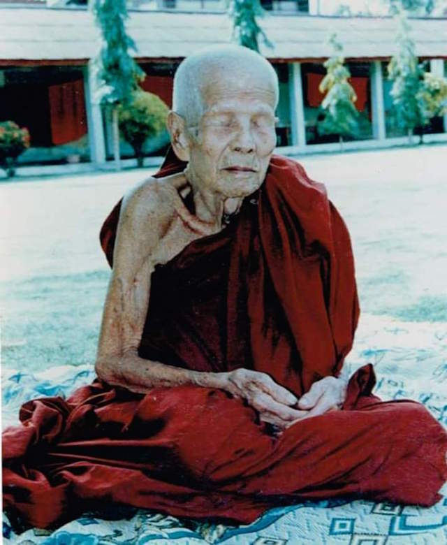 Luang Phu Kroo Ba Ban Meditating
