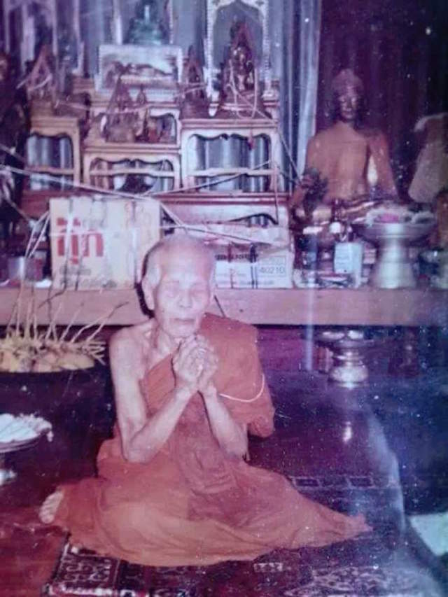 Luang Phu Kroo Ba Ban Praying