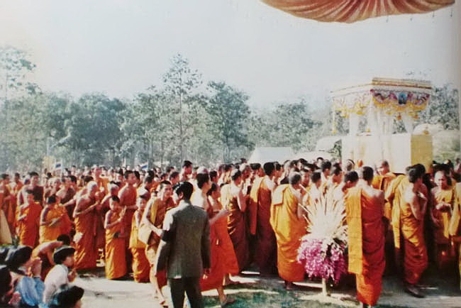 Paying Reverence To Ajarn Fan's Bodily remains in the Funeral Pyre Ceremony