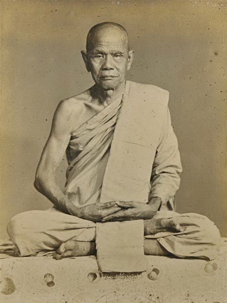  Luang Por Chaeng of Wat bang Pang Meditating