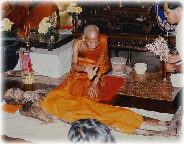 Luang Por Nueang cleans corpse of his Kroo Ba Ajarn, Luang Por Kong, of Wat Bang Gaporm