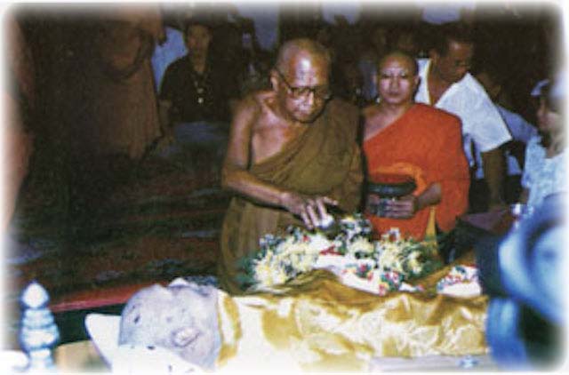 Bathing Luang Por Hyord's Remains in the Funeral Ceremony