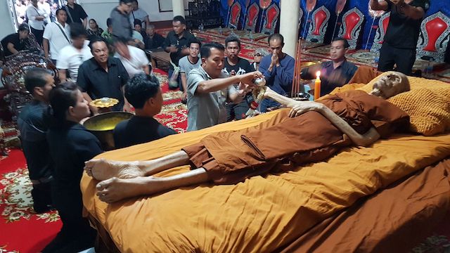 Mortal Remains (Sri-Ra), of the Great Luang Phu Songk, during the funerary rites.